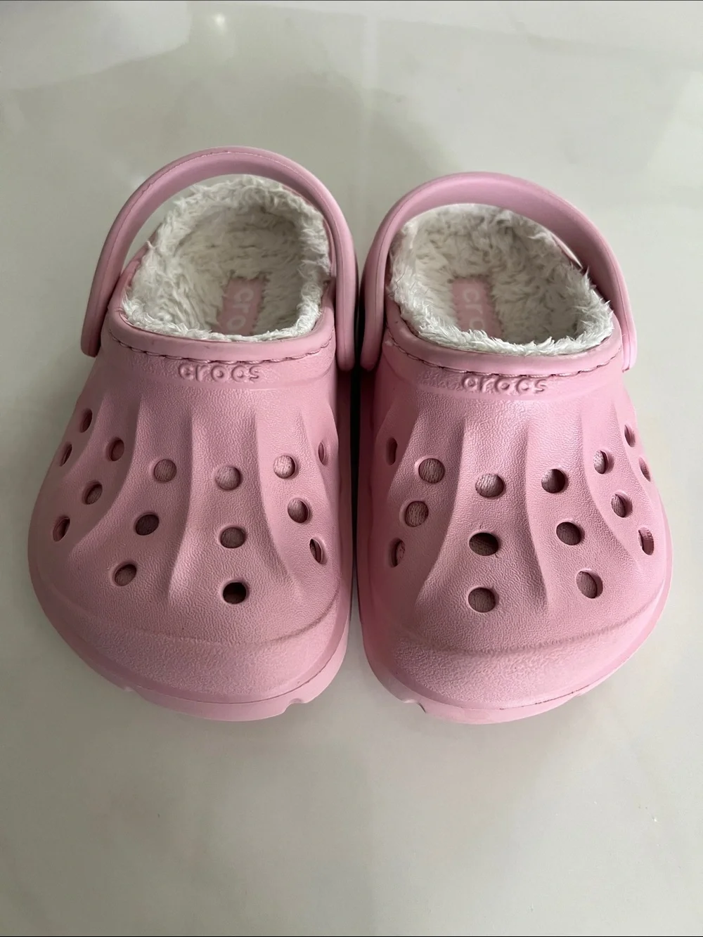 CROCS | Kids Cozy Faux Fur Lined Clog in Light Pink Size 6/7